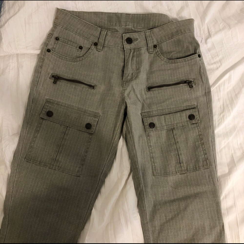Early 2000’s cargo capri pants utility